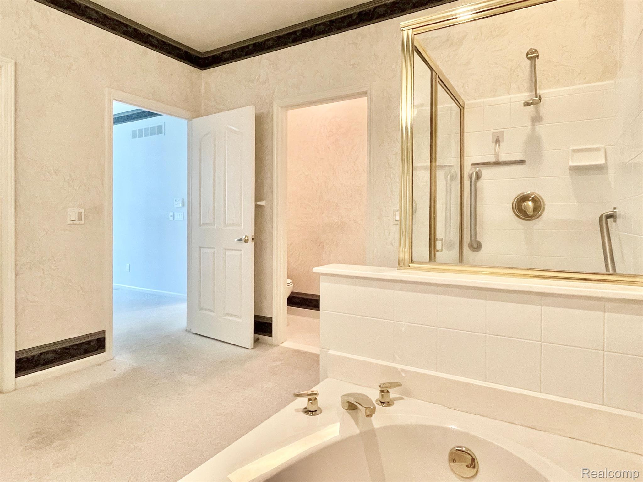 1630 Boulder Court Rochester, MI 48306 - Photo 19 of 40 Bathtub & separate step-in shower