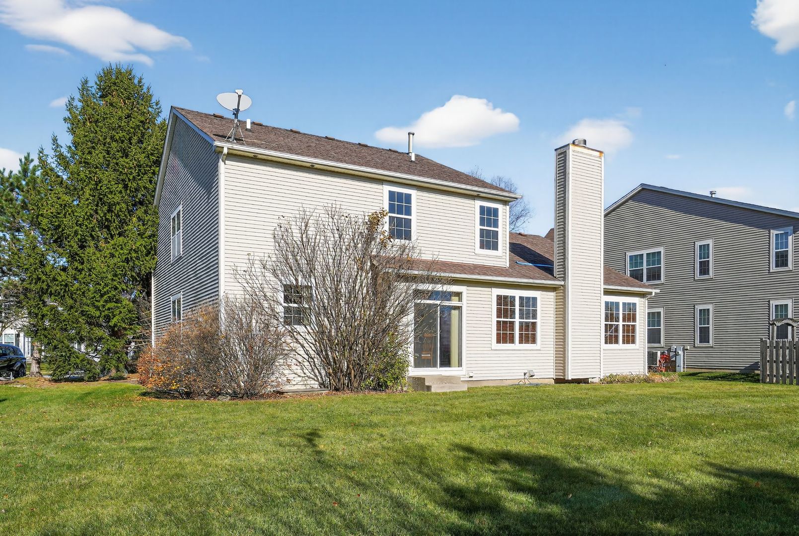 2722 Moraine Valley Road Wauconda, IL 60084 - Photo 39 of 42 a front view of a house with a garden