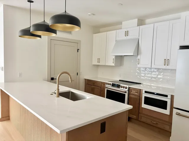 $899,900 | 1025 Massachusetts Avenue, Unit 204, Arlington, MA 02476