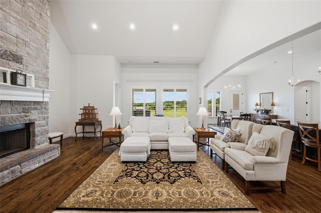 318 Arapahoe Ridge Weatherford, TX 76087 - Photo 8 of 40 Living room with towering cathedral ceiling