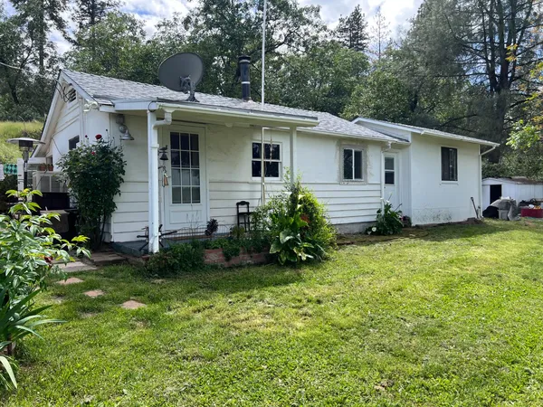 a view of a house with a yard