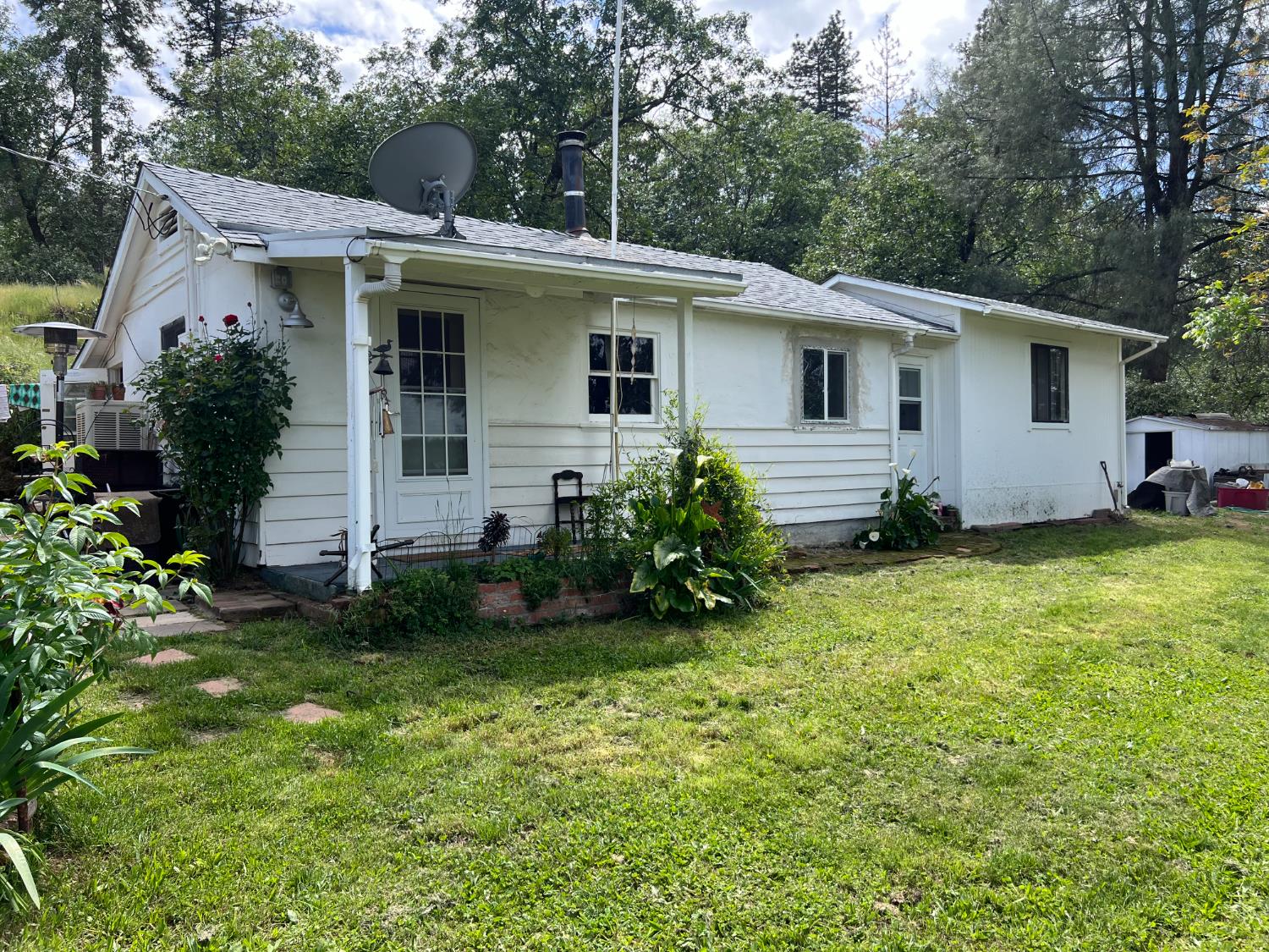 a view of a house with a yard
