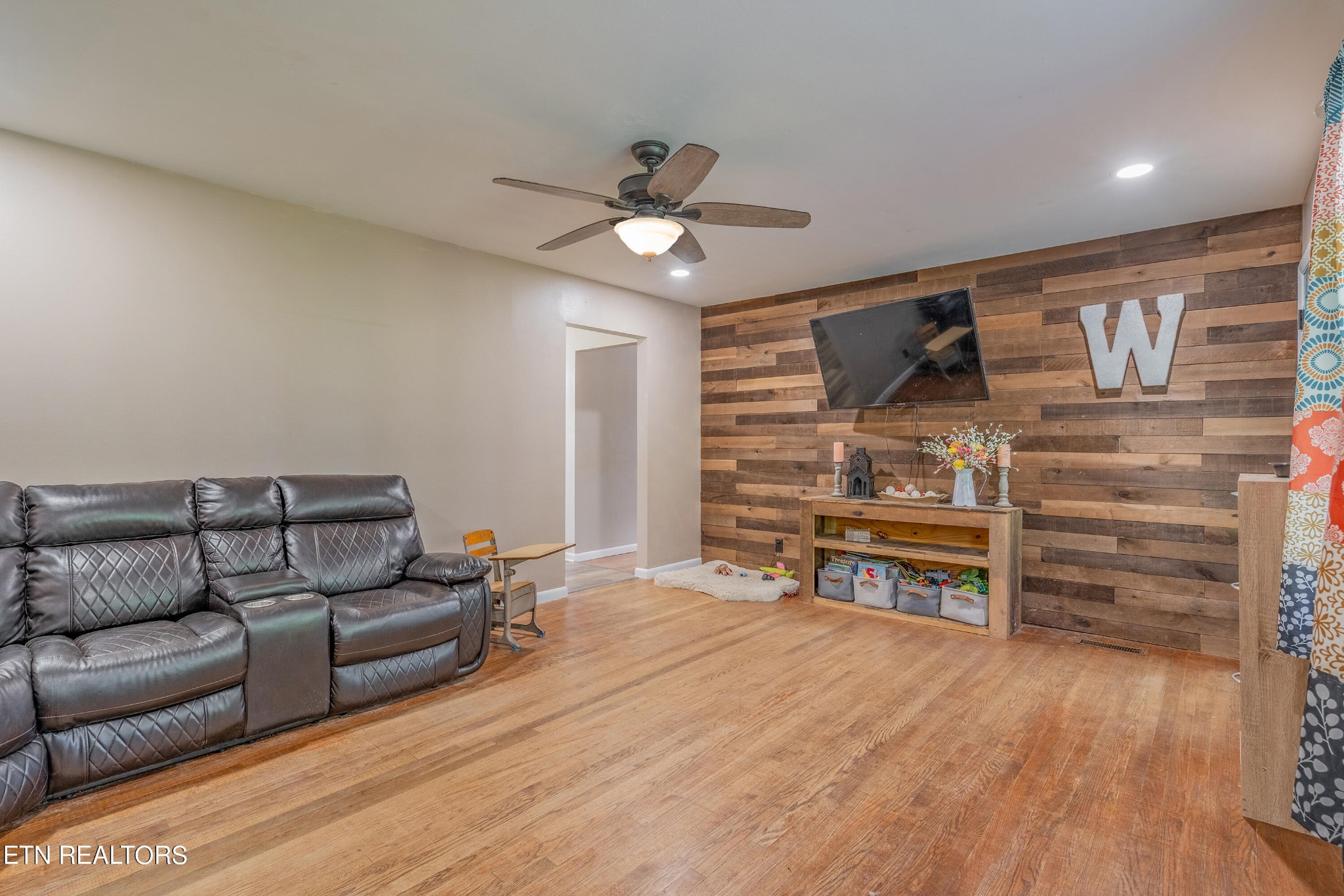 130 V F W Road Sunbright, TN 37872 - Photo 4 of 23 a living room with furniture and a wooden floor
