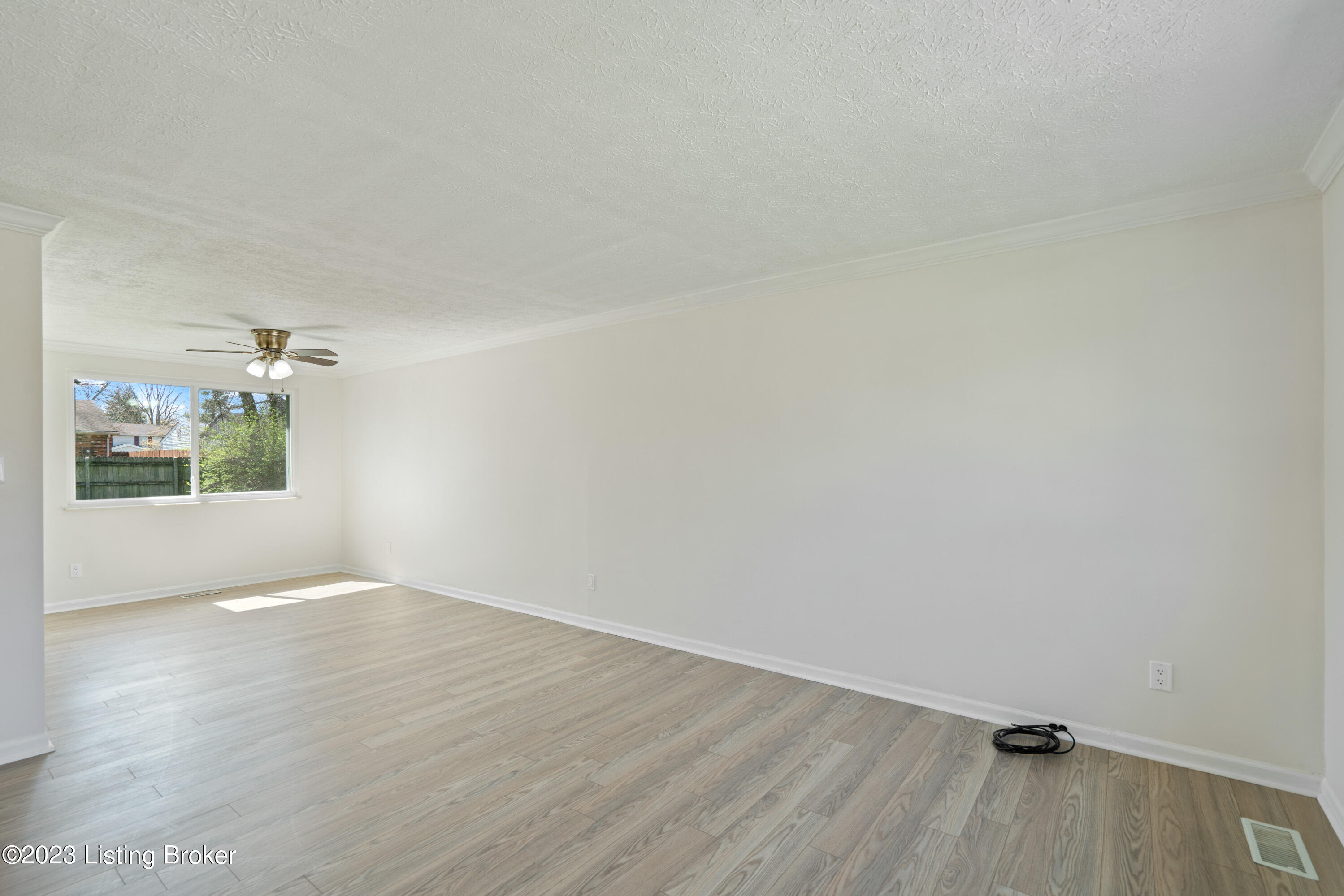 6402 Overton Road Louisville, KY 40228 - Photo 4 of 41 Living Room