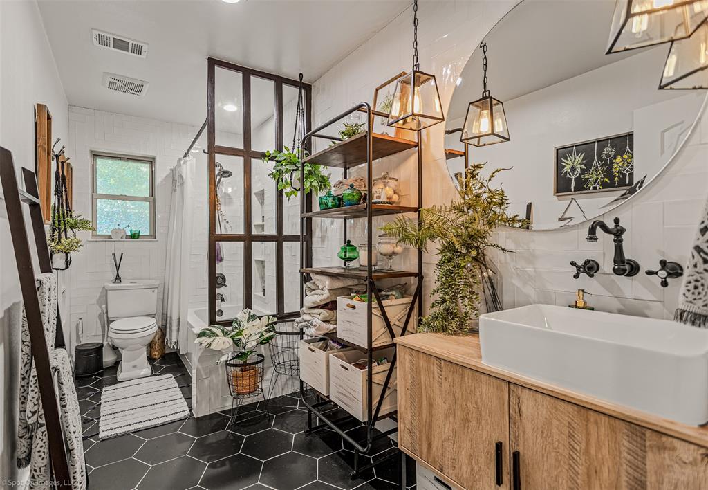 3713 Hickox Road Rowlett, TX 75089 - Photo 16 of 39 a view of a living room and bathroom