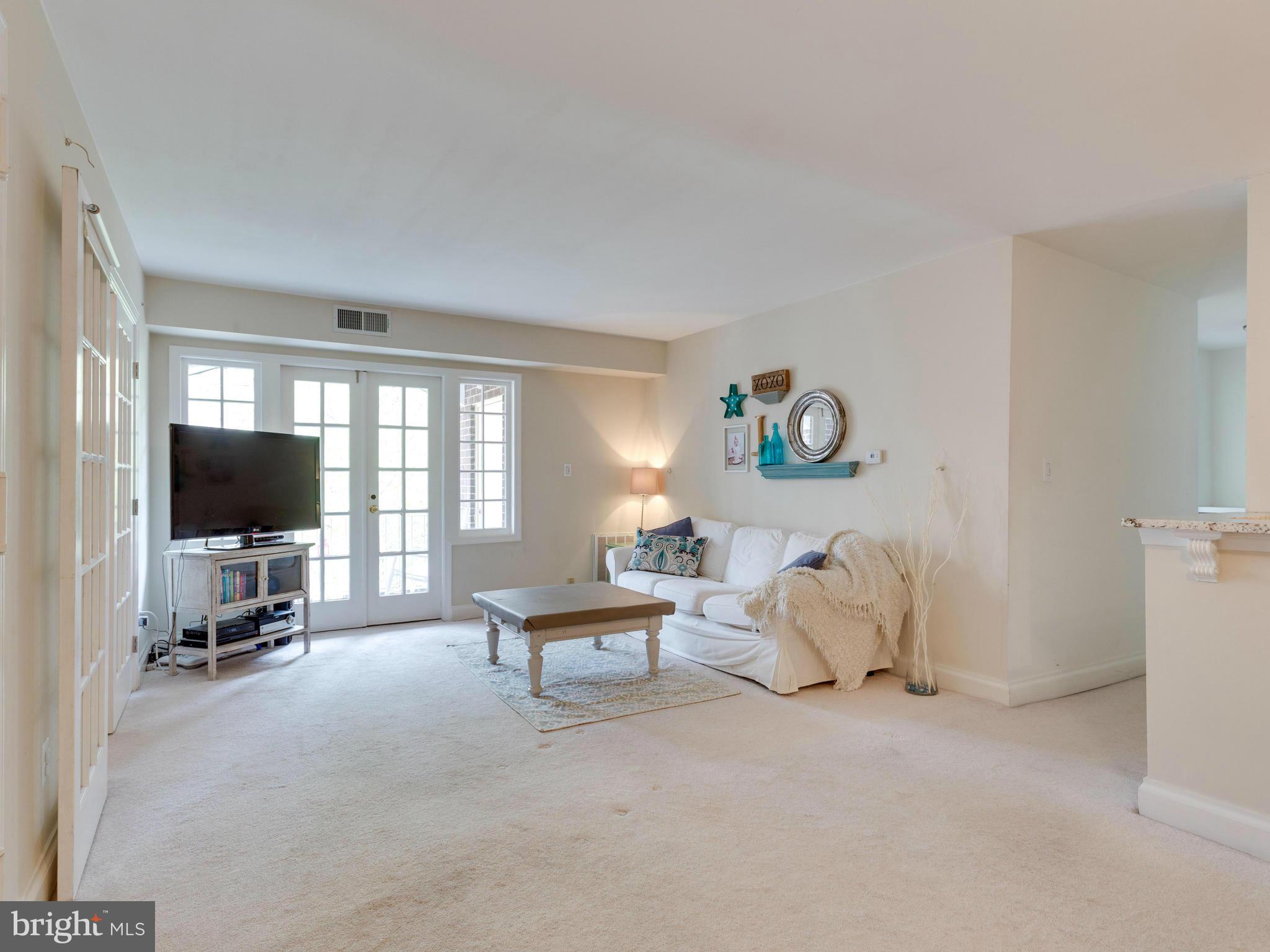 5907 Noblestown Road, Unit 70 Springfield, VA 22152 - Photo 2 of 30 Living Room