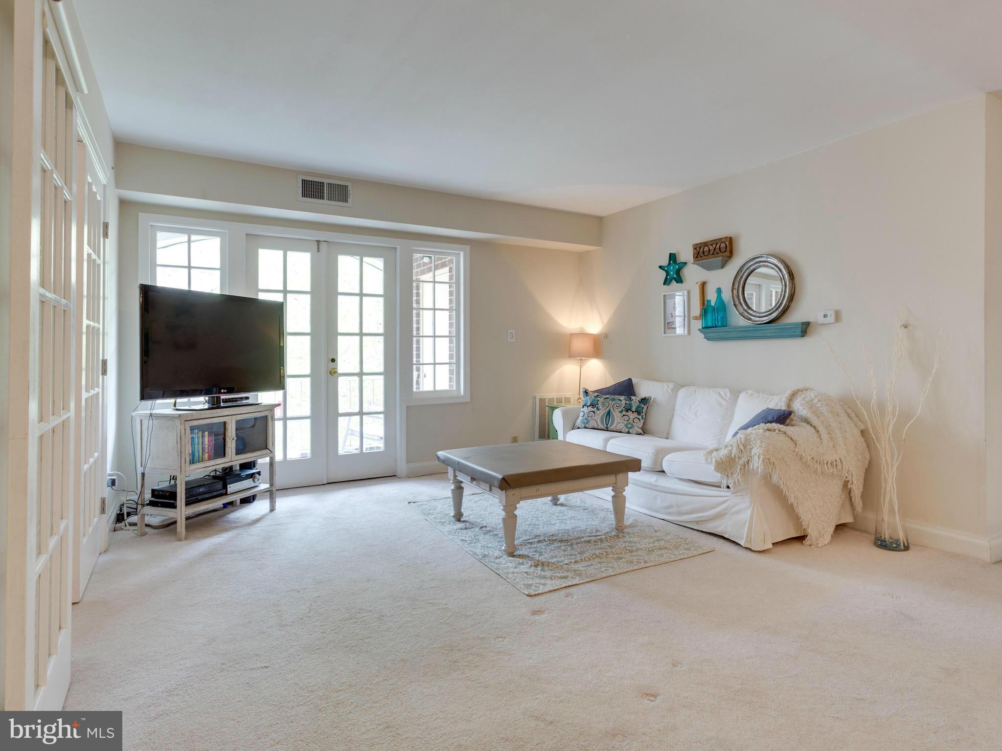 5907 Noblestown Road, Unit 70 Springfield, VA 22152 - Photo 3 of 30 Family Room