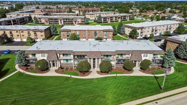 $230,000 | 15713 Brassie Court, Unit 1S, Orland Park, IL 60462