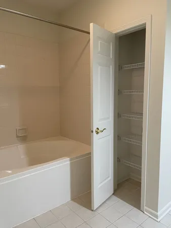 $2,395 | 1914 Farnsworth Lane, Unit 104, Northbrook, IL 60062