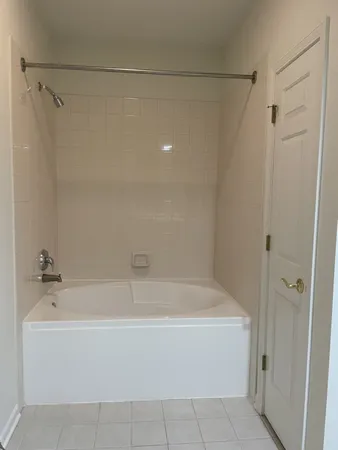 $2,395 | 1914 Farnsworth Lane, Unit 104, Northbrook, IL 60062