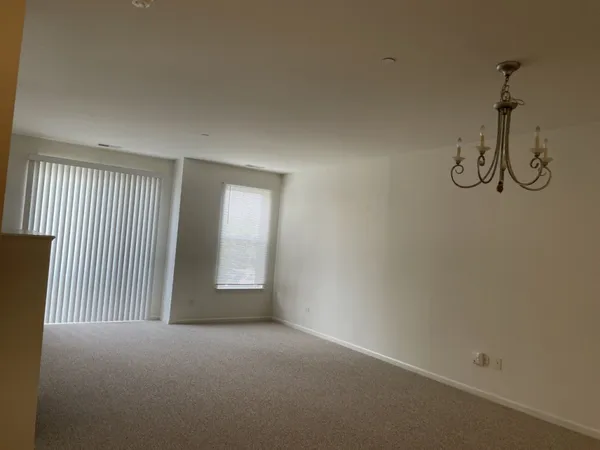 $2,395 | 1914 Farnsworth Lane, Unit 104, Northbrook, IL 60062