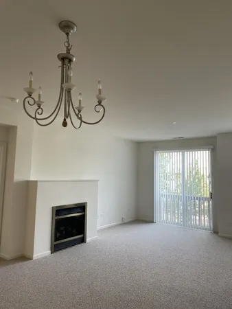 $2,395 | 1914 Farnsworth Lane, Unit 104, Northbrook, IL 60062