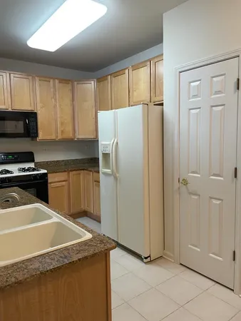 $2,395 | 1914 Farnsworth Lane, Unit 104, Northbrook, IL 60062