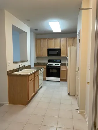 $2,395 | 1914 Farnsworth Lane, Unit 104, Northbrook, IL 60062