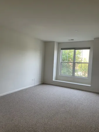$2,395 | 1914 Farnsworth Lane, Unit 104, Northbrook, IL 60062
