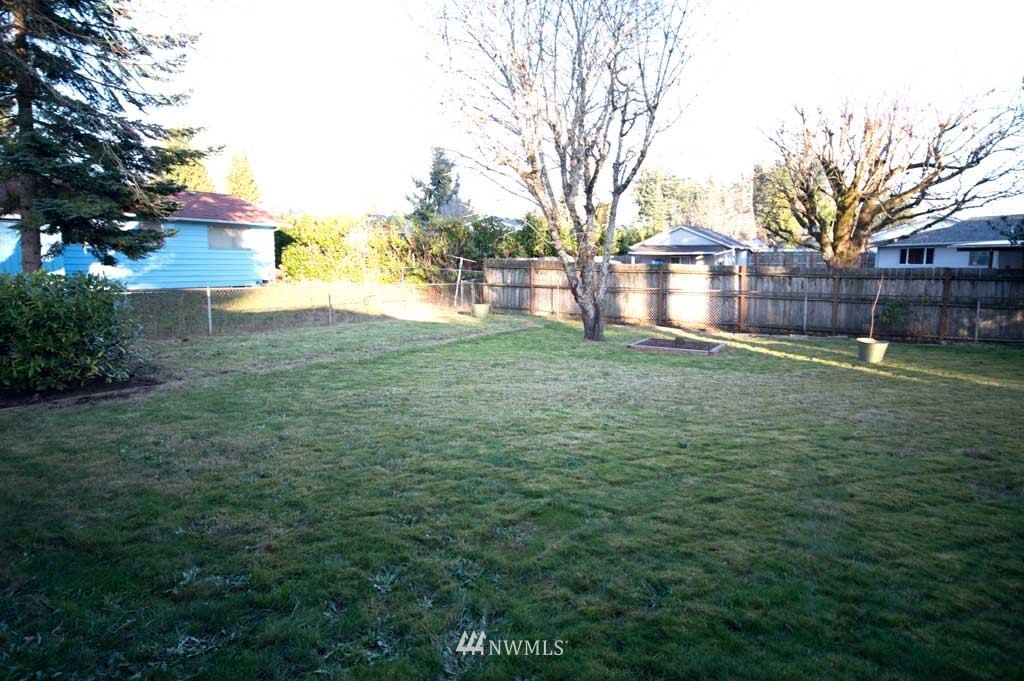 866 Queen Avenue Northeast Renton, WA 98056 - Photo 11 of 15 a view of a yard with a house