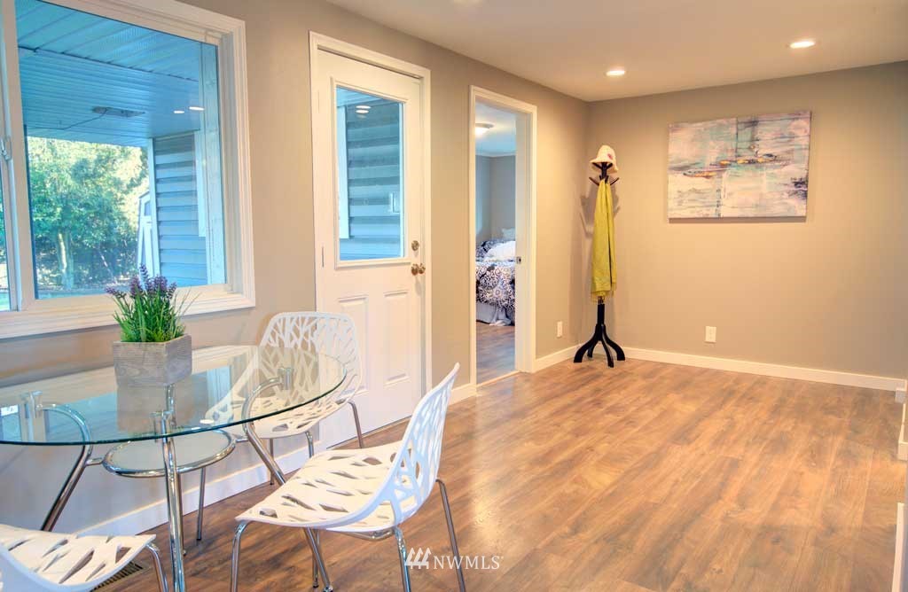 866 Queen Avenue Northeast Renton, WA 98056 - Photo 5 of 15 a view of a livingroom with furniture