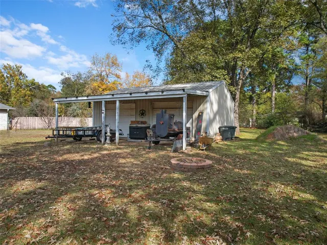 a view of a house with backyard