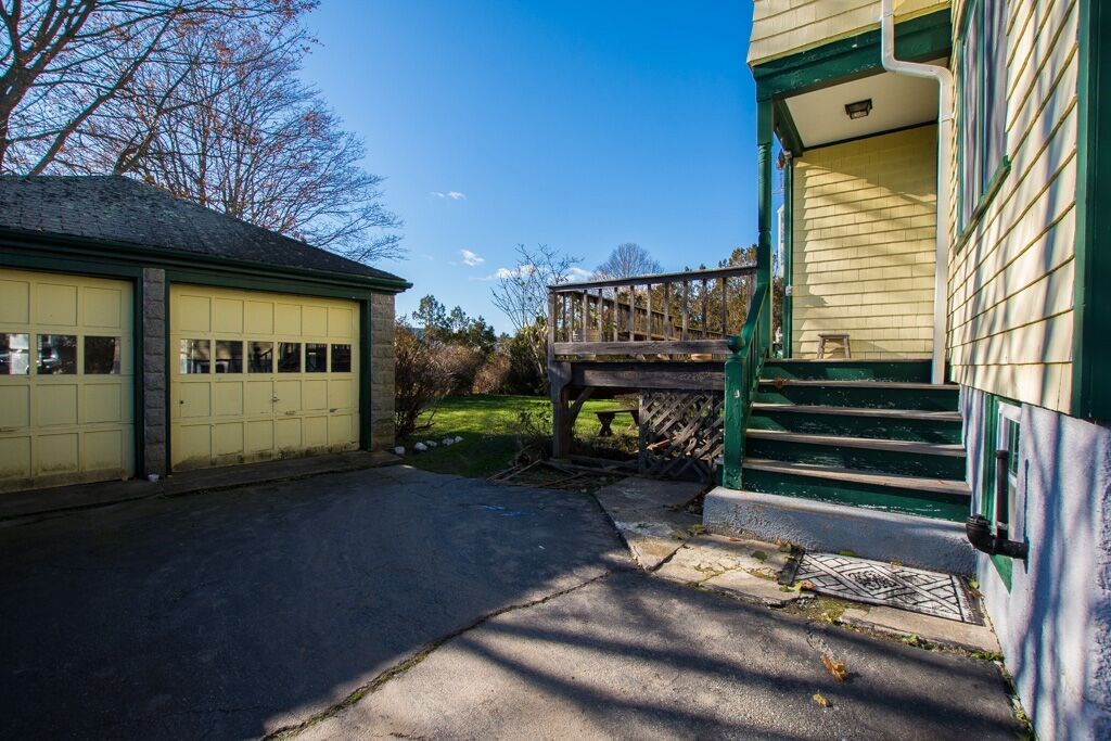 48 Admiral Kalbfus Road Newport, RI 02840 - Photo 4 of 40 Detached two car garage - needs some TLC.