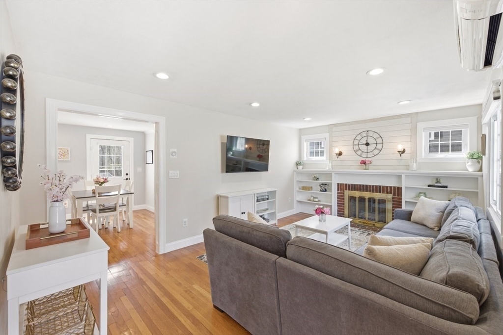 112 Pleasant Street Walpole, MA 02032 - Photo 8 of 35