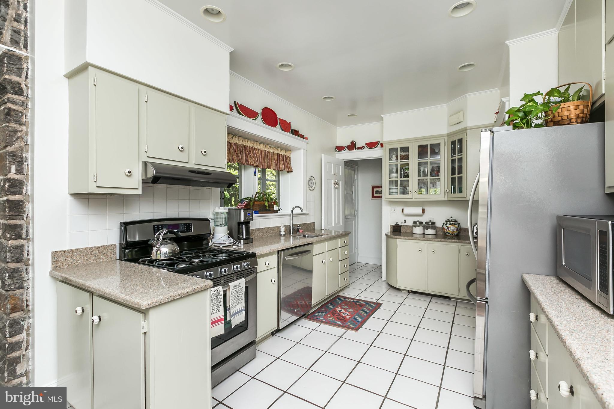 303 Edgevale Road Baltimore, MD 21210 - Photo 14 of 37