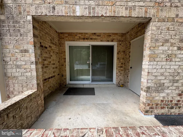 a view of entryway with a outdoor space