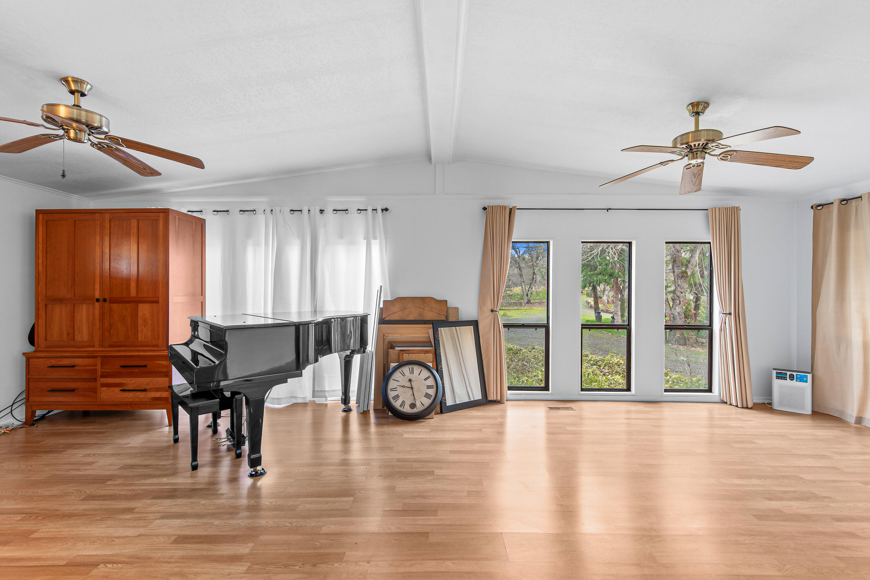 349 Capri Drive Eagle Point, OR 97524 - Photo 24 of 54 9R9A7565