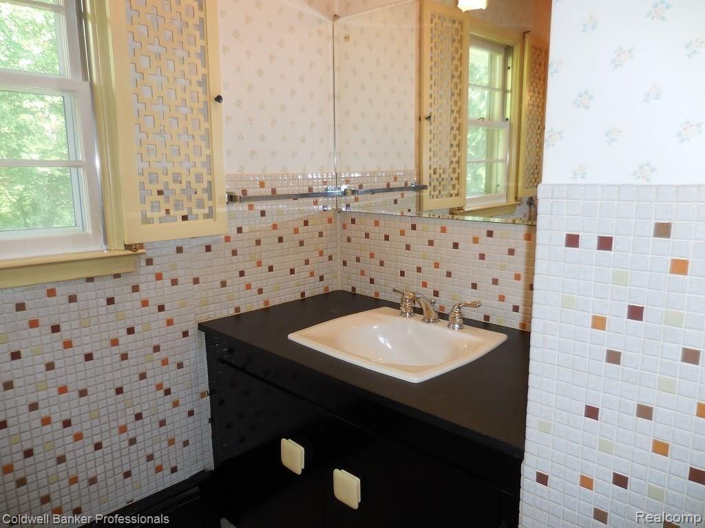 1181 East Snell Road Rochester, MI 48306 - Photo 15 of 36 15.JPG
