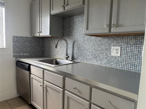 $1,790 | 1701 Washington Street, Unit 504, Hollywood, FL 33020