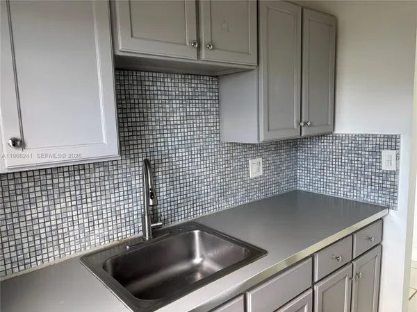 $1,790 | 1701 Washington Street, Unit 504, Hollywood, FL 33020