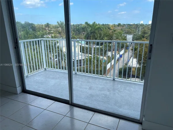 $1,790 | 1701 Washington Street, Unit 504, Hollywood, FL 33020