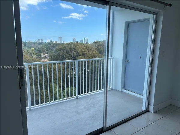 $1,790 | 1701 Washington Street, Unit 504, Hollywood, FL 33020