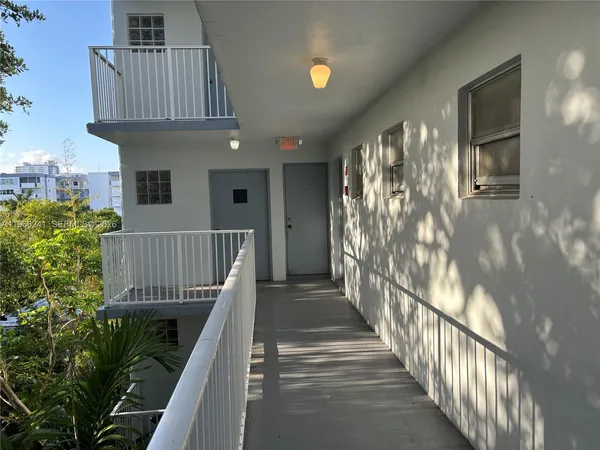 $1,790 | 1701 Washington Street, Unit 504, Hollywood, FL 33020