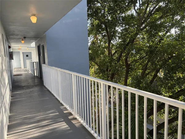 $1,790 | 1701 Washington Street, Unit 504, Hollywood, FL 33020