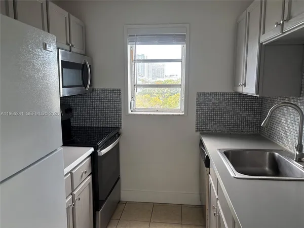 $1,790 | 1701 Washington Street, Unit 504, Hollywood, FL 33020