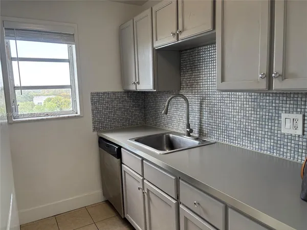 $1,790 | 1701 Washington Street, Unit 504, Hollywood, FL 33020