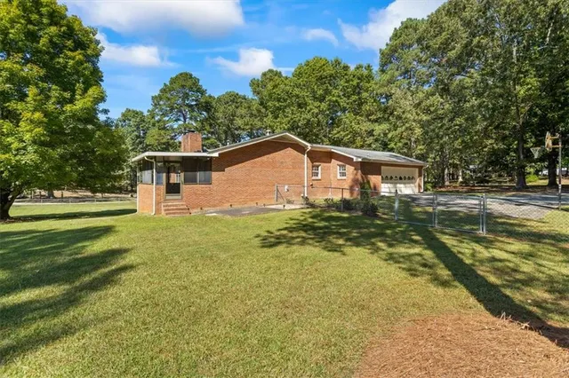a view of a house with a yard