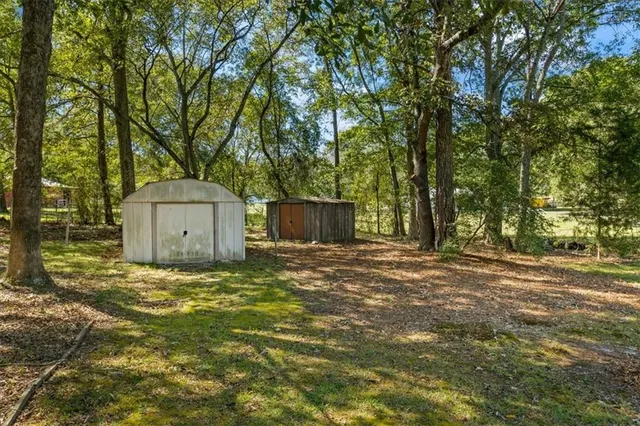 a picture of a bench in a white house
