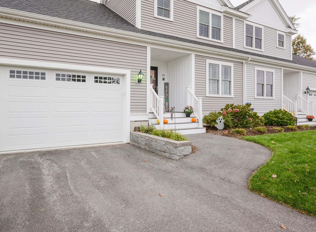 19 Sarahbeth Lane, Unit 27 Rochester, MA 02770 - Photo 4 of 37 a house with outdoor space