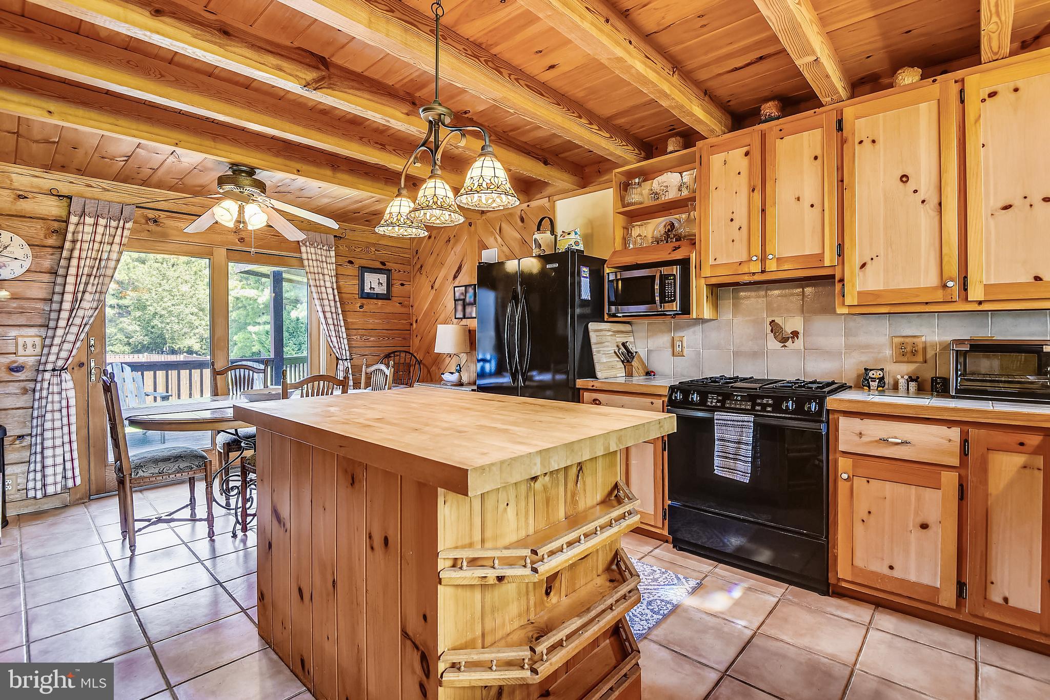 25758 Edgeview Road Royal Oak, MD 21662 - Photo 11 of 29 Large, eat-in kitchen with island