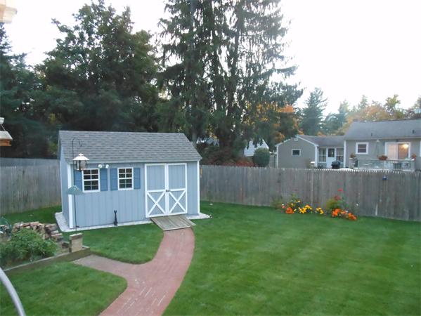22 Marchioness Road Springfield, MA 01129 - Photo 24 of 27 front view of a house and a yard