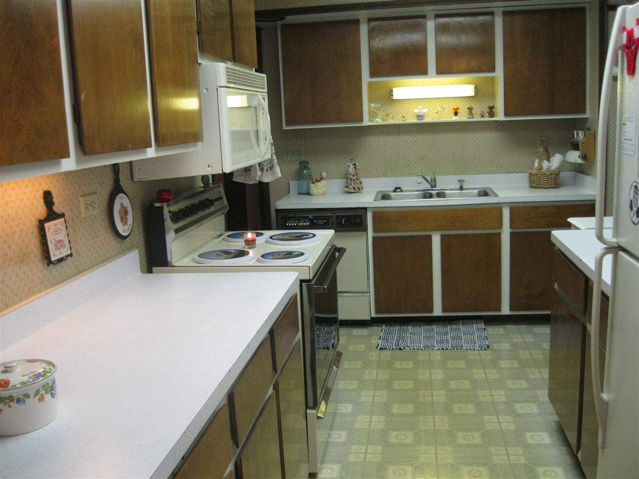 7114 Stephens Road Rockton, IL 61072 - Photo 6 of 20 a room with cabinets and a table