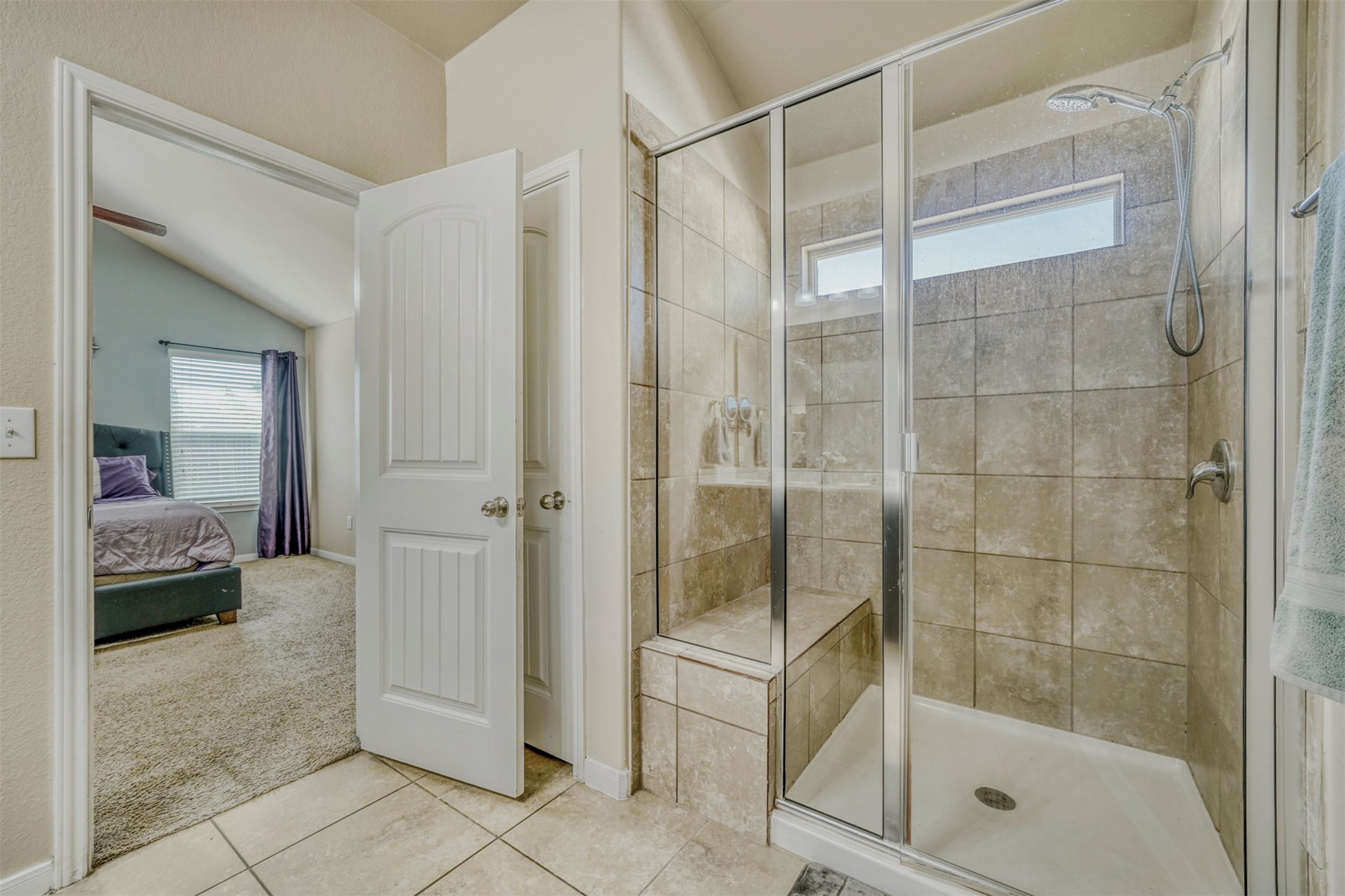 952 Palo Duro Loop Round Rock, TX 78664 - Photo 10 of 37 a bathroom with a glass shower door