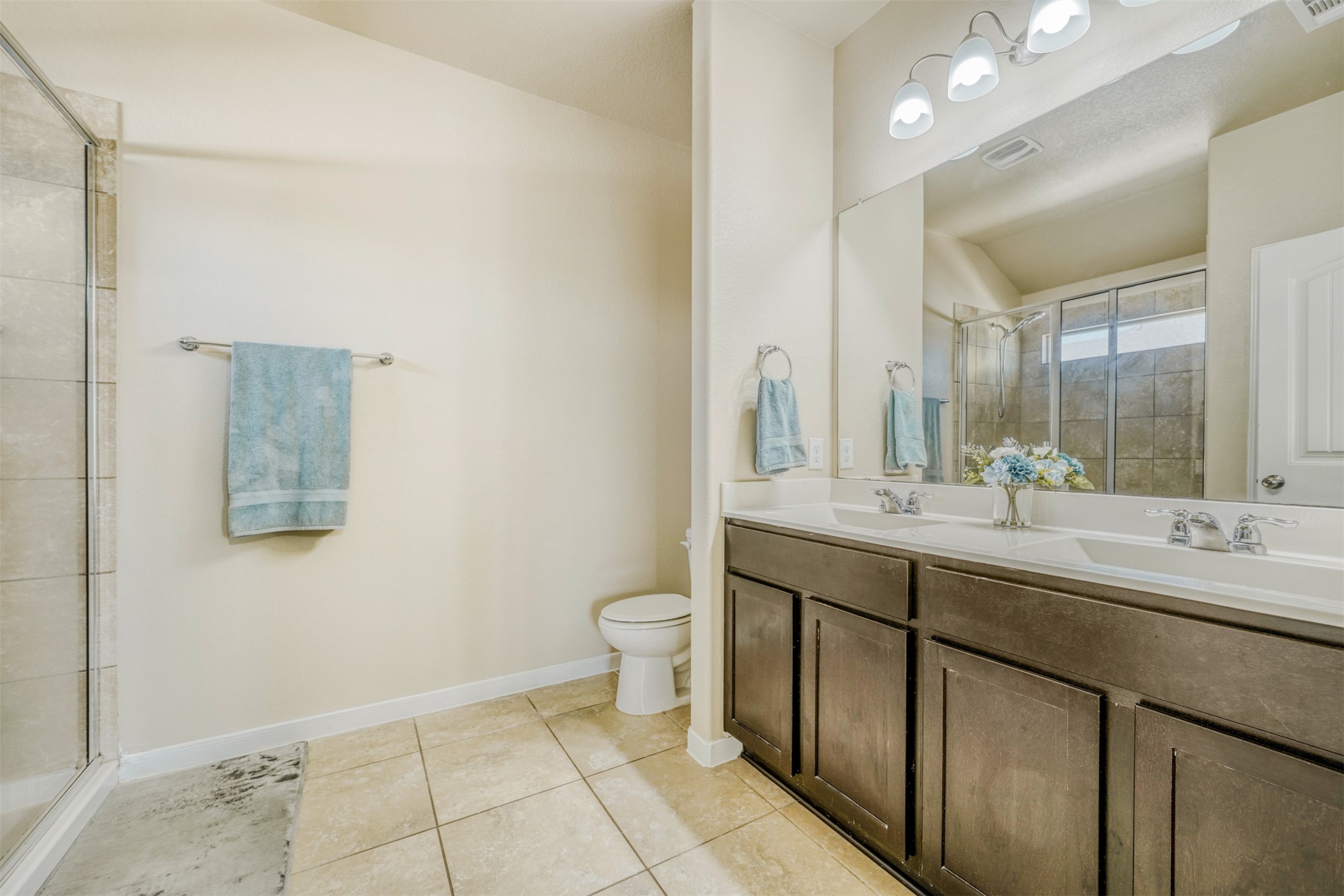 952 Palo Duro Loop Round Rock, TX 78664 - Photo 26 of 37 a bathroom with a double vanity sink toilet and a mirror
