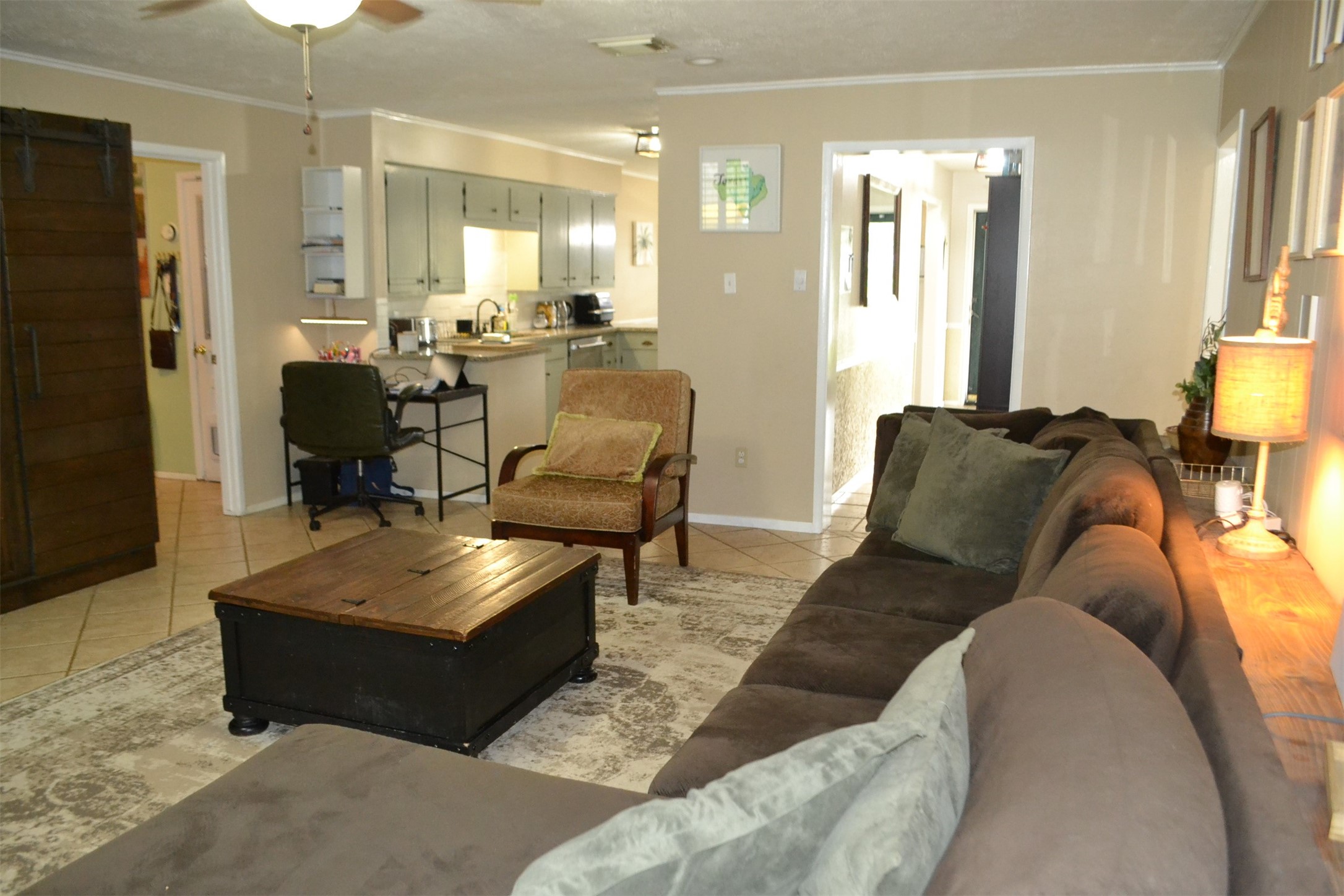 610 East X Street Deer Park, TX 77536 - Photo 20 of 44 a living room with furniture and a lamp