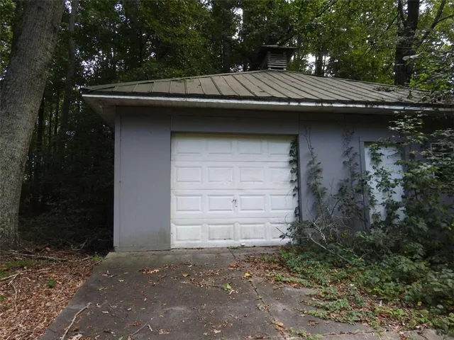 a view of a yard with a tree
