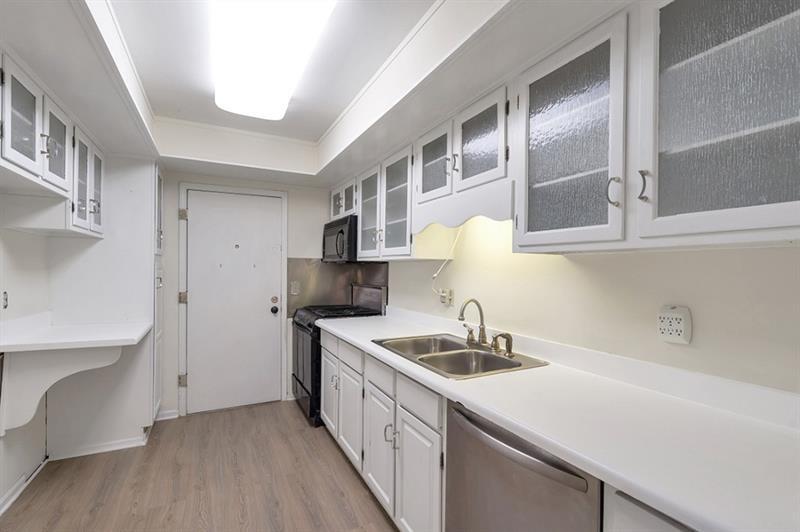 6851 Roswell Road, Unit D14 Atlanta, GA 30328 - Photo 11 of 30 a kitchen that has a lot of cabinets in it