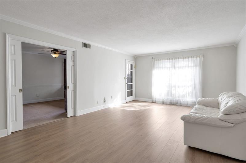 6851 Roswell Road, Unit D14 Atlanta, GA 30328 - Photo 6 of 30 a living room with furniture and a window