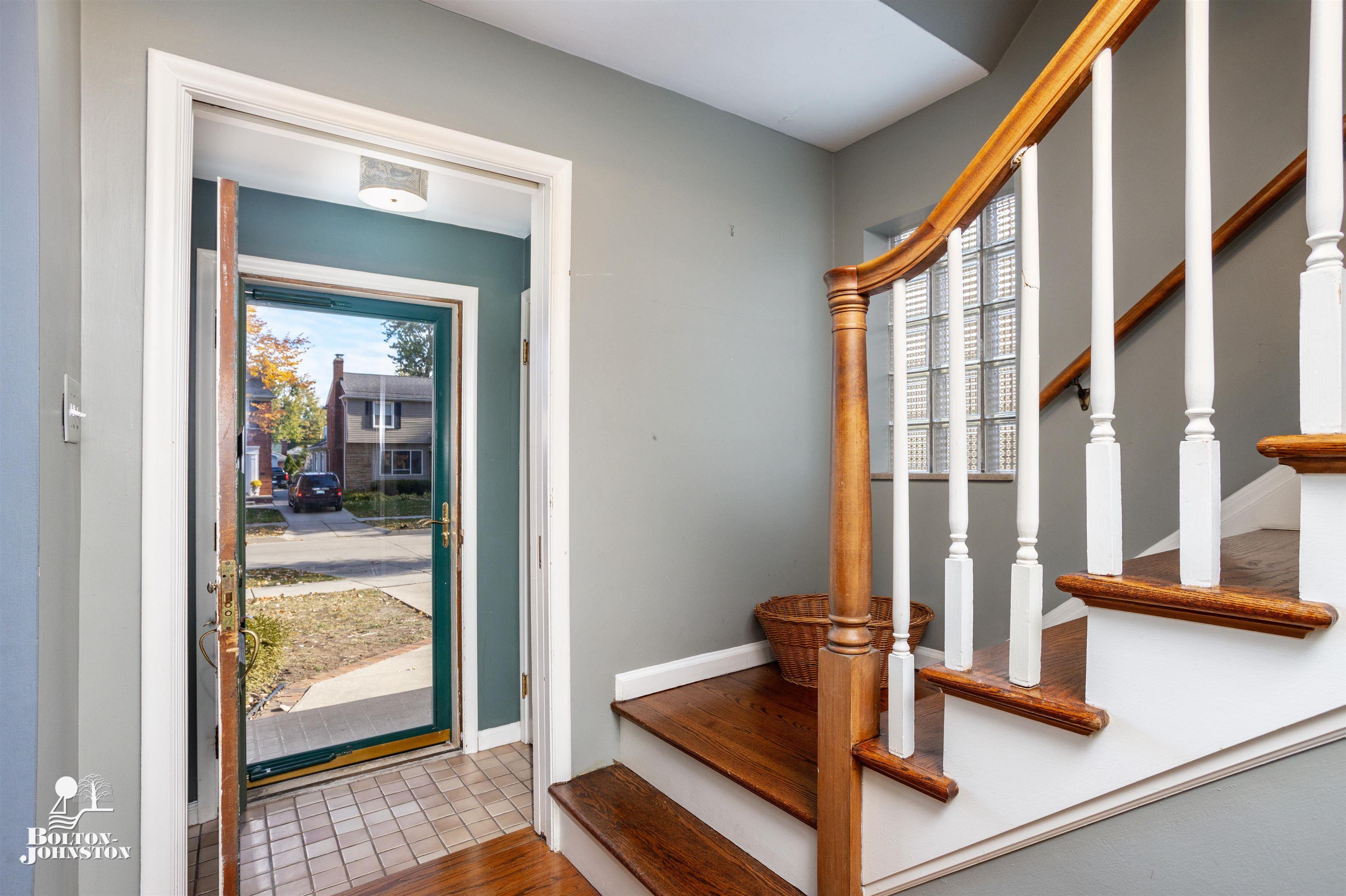 1977 Littlestone Road Grosse Pointe, MI 48236 - Photo 4 of 34 Entry to Staircase