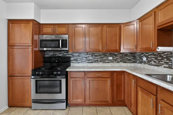 $190,000 | 8305 Highway 53, Unit A15, Woodridge, IL 60517